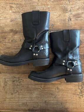 Cactus black harness heavy duty leather work boots 8.5
Made in Mexico